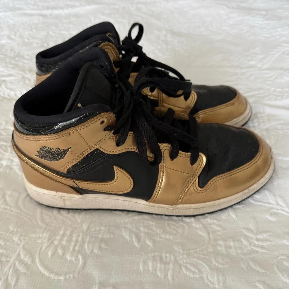NIKE Air Jordan’s 1 Retro 1 High OG Metallic Gold High Top size 6Y